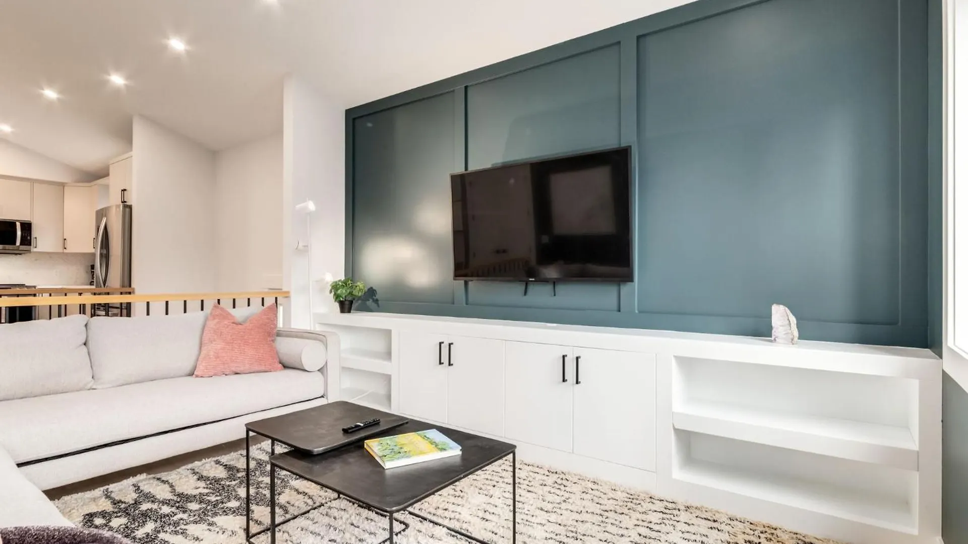 Long Stays, Pets Welcome, Free Parking & King Bed Calgary Holiday home
