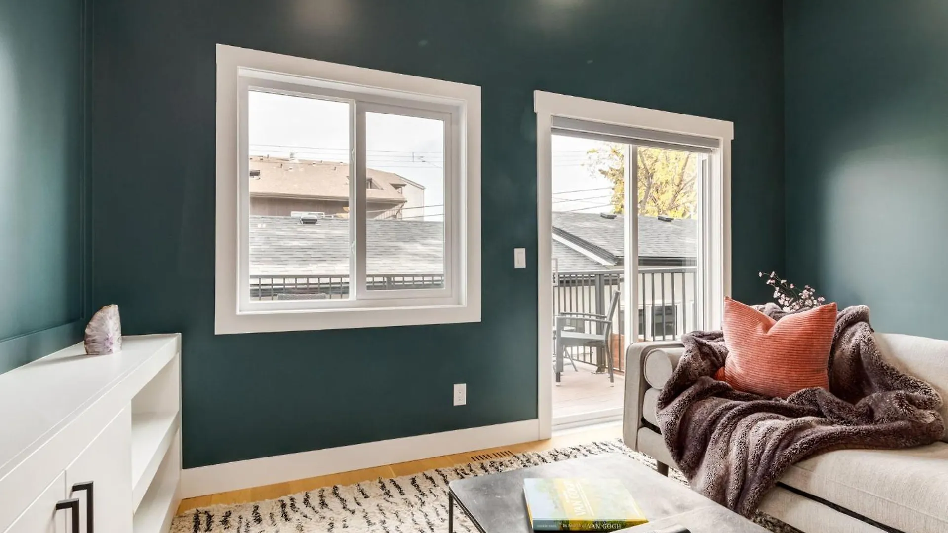 Long Stays, Pets Welcome, Free Parking & King Bed Calgary Holiday home