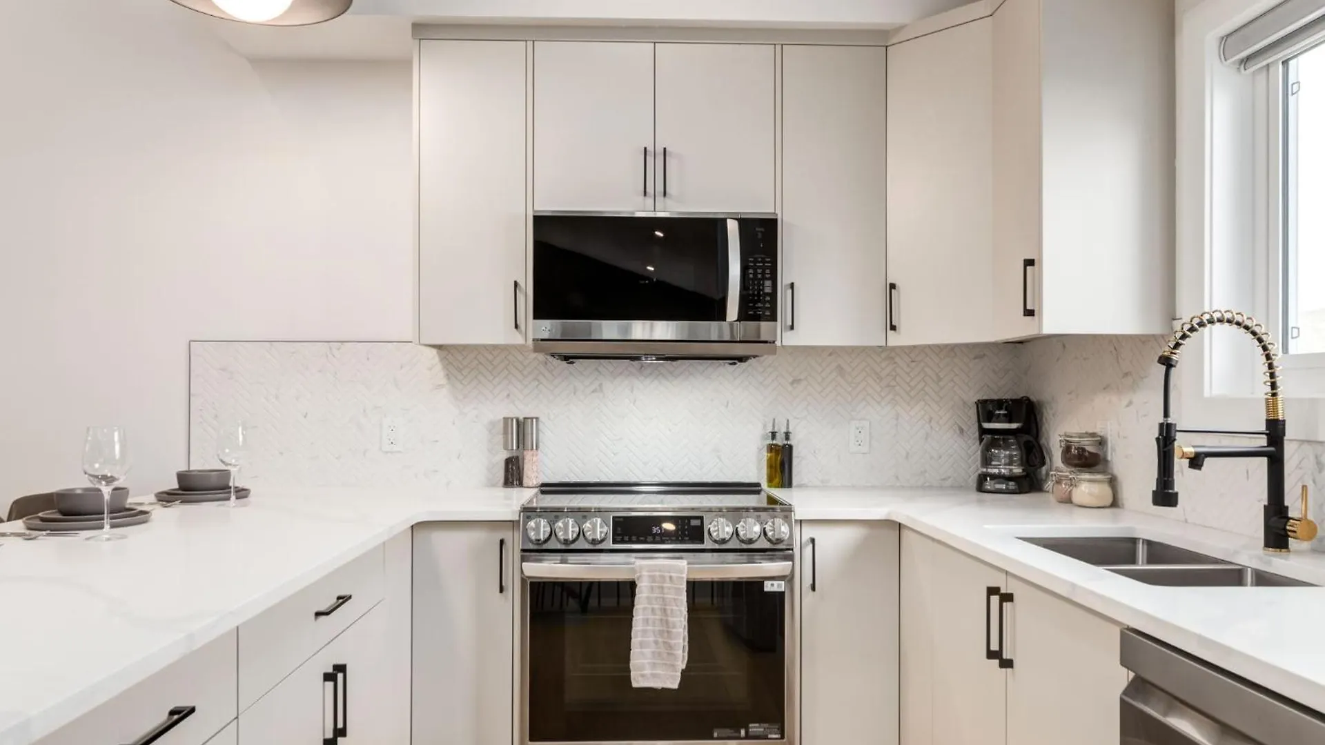 Long Stays, Pets Welcome, Free Parking & King Bed Calgary 0*,