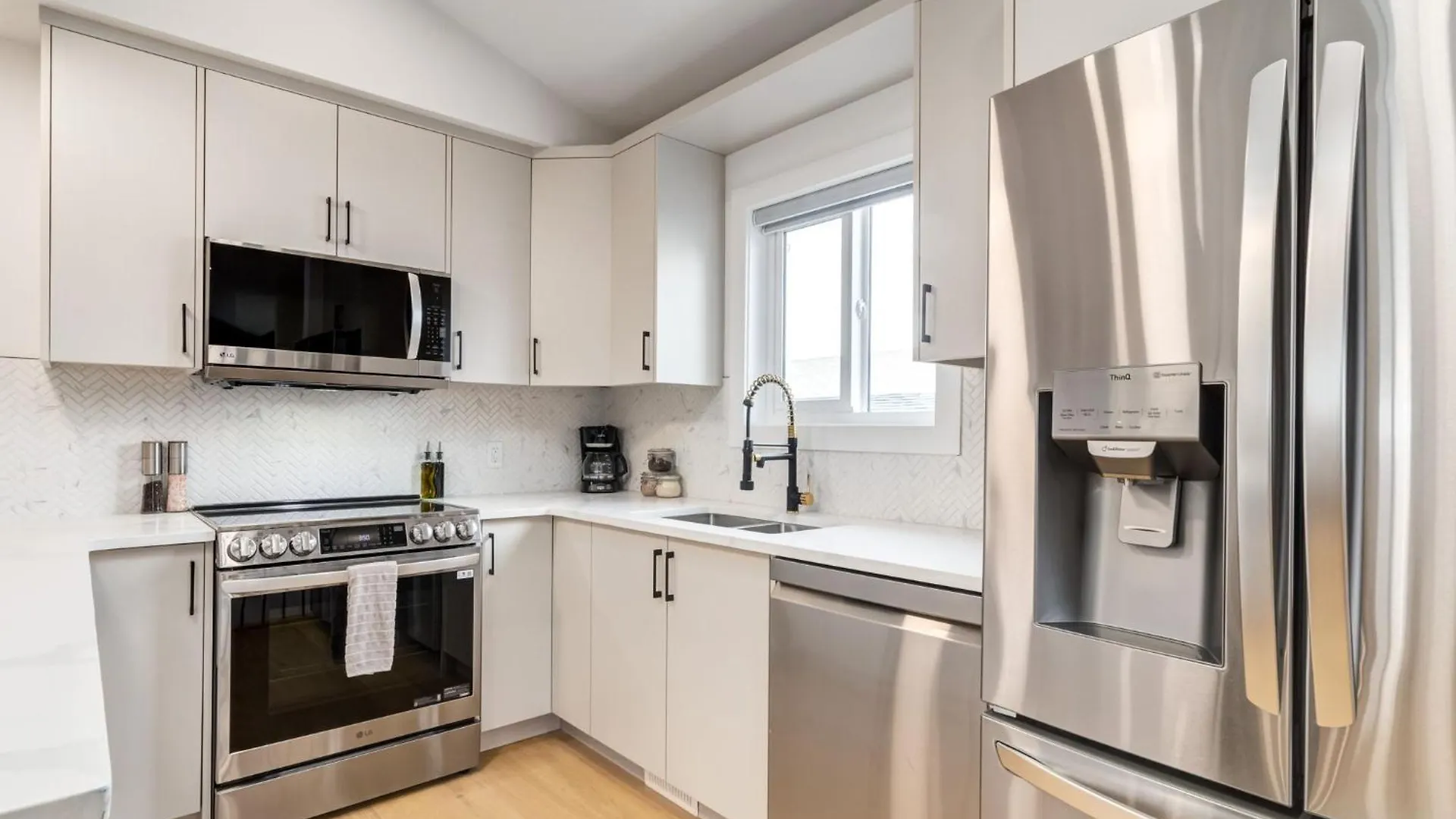 Holiday home Long Stays, Pets Welcome, Free Parking & King Bed Calgary