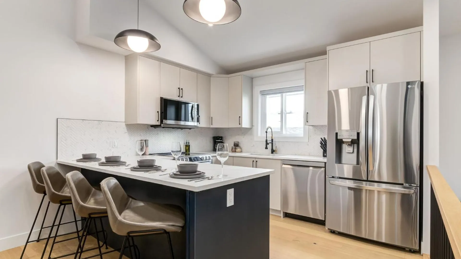 Long Stays, Pets Welcome, Free Parking & King Bed Calgary
